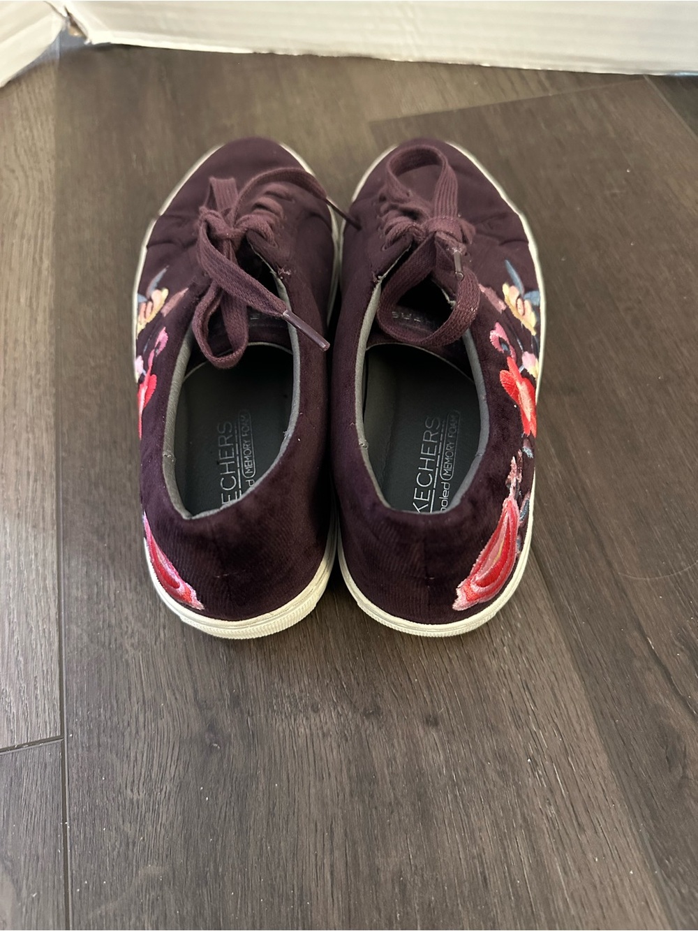 Skechers Women’s Embroidered Velvet Vaso Flores Sneakers in a Size 9 - Picture 4 of 7